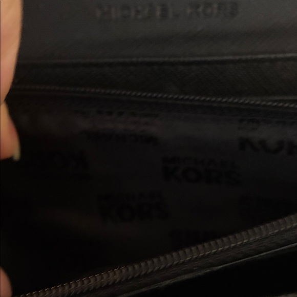 Michael Kors Elegant Black Wallet - Picture 12 of 13